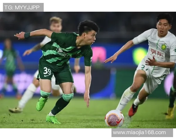 15岁以上足球明星的成长之路与辉煌成就揭秘